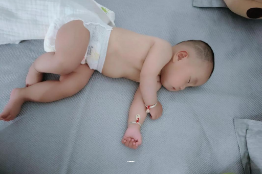 安吉几个月宝宝会抬头